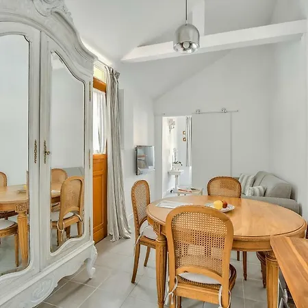 Le Petit Pavillon De *