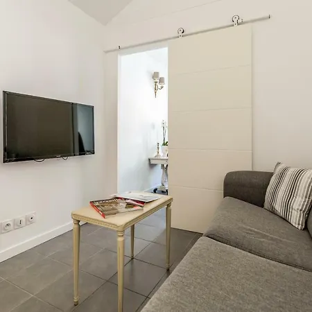 Le Petit Pavillon De * Versailles