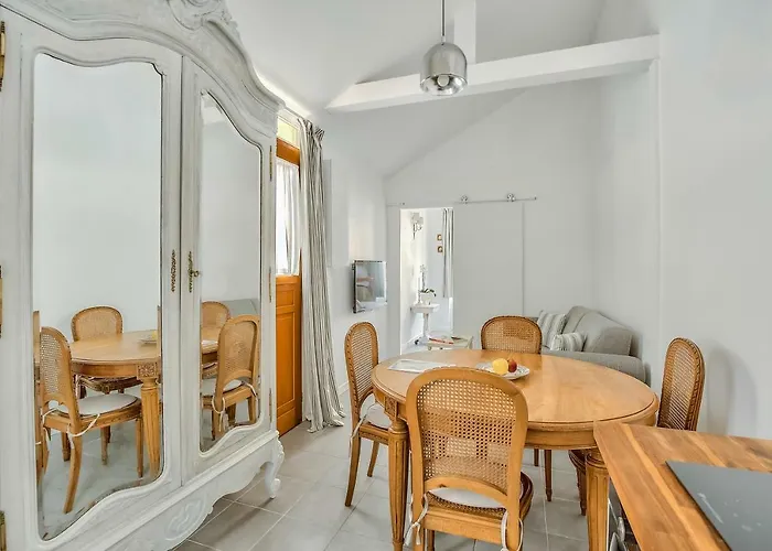 Le Petit Pavillon De *