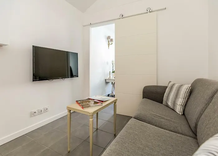 Le Petit Pavillon De * Versalles